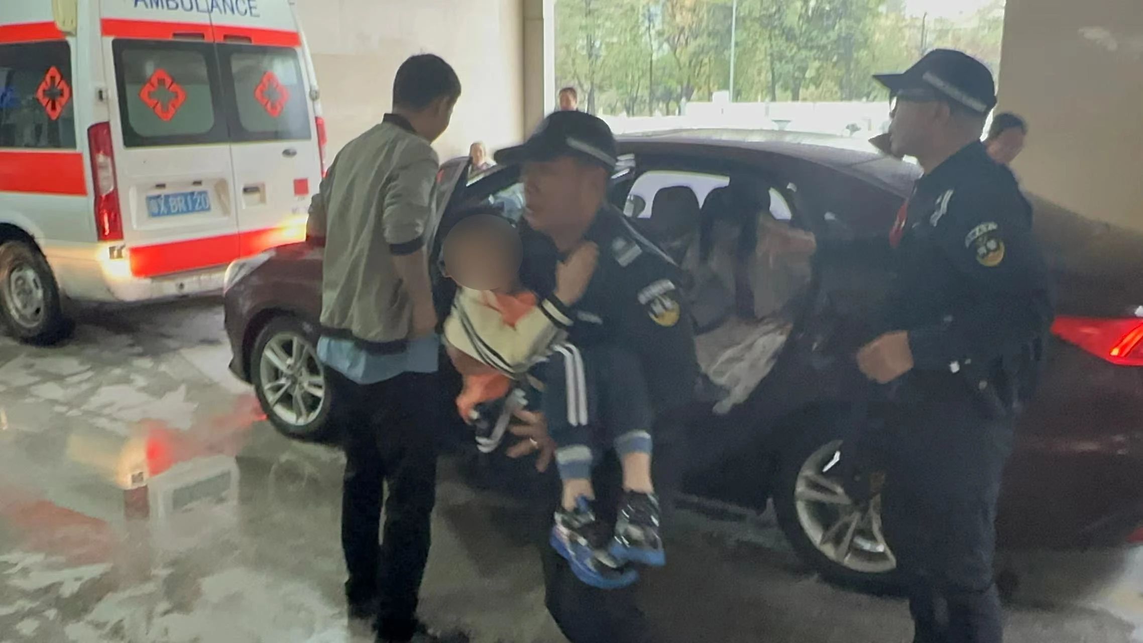 佛山警察紧急护送就医，上演&ldquo;生死时速&rdquo;