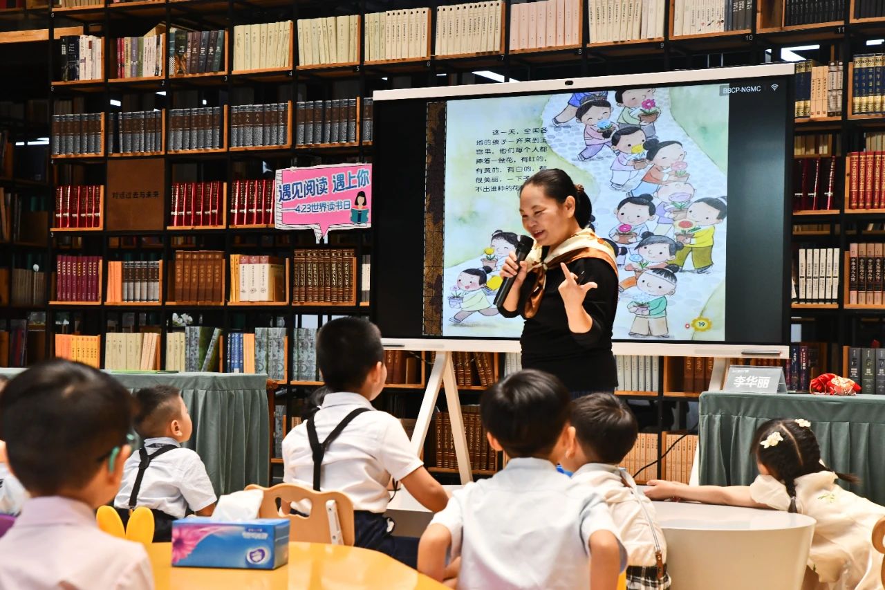 @爱读书、读好书、善读书的佛山人：新时代文明实践阵地，飘满书香！