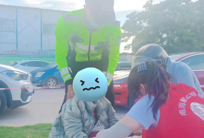 警车秒变&ldquo;救护车&rdquo;！丹灶一女子突发疾病民警紧急送医