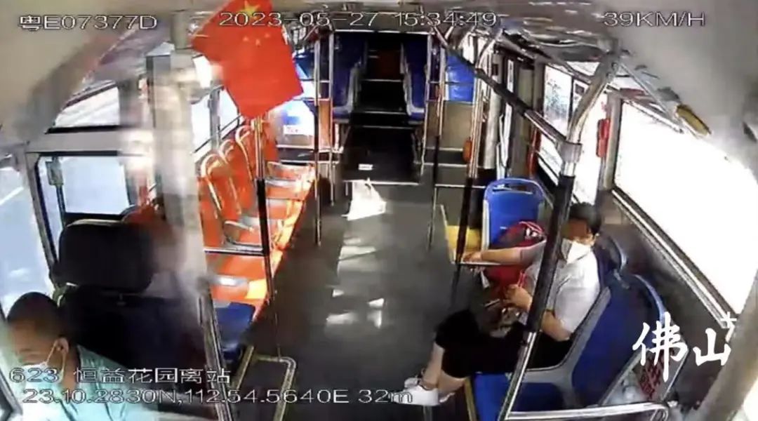 争做文明驾驶人 | 送受伤老人就医、拾获近万元现金归还失主，佛山公交司机太暖了！