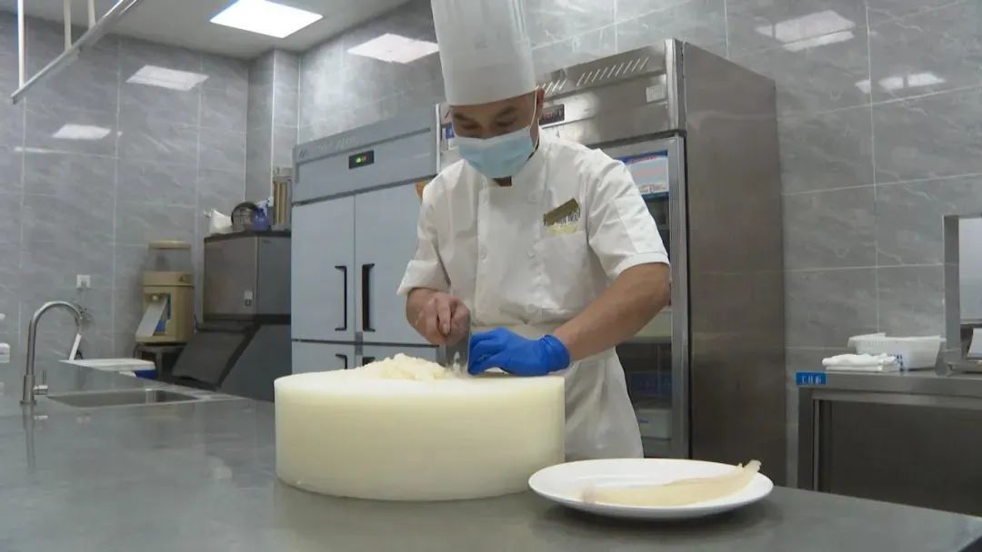 360&deg;全链条规范，只为让食客们放心尝尽&ldquo;顺德鱼生&rdquo;的千滋百味！