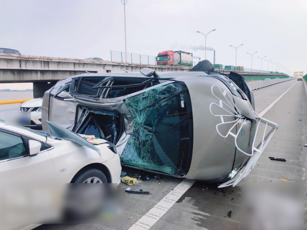 前车遭遇交通事故 民警10秒出警