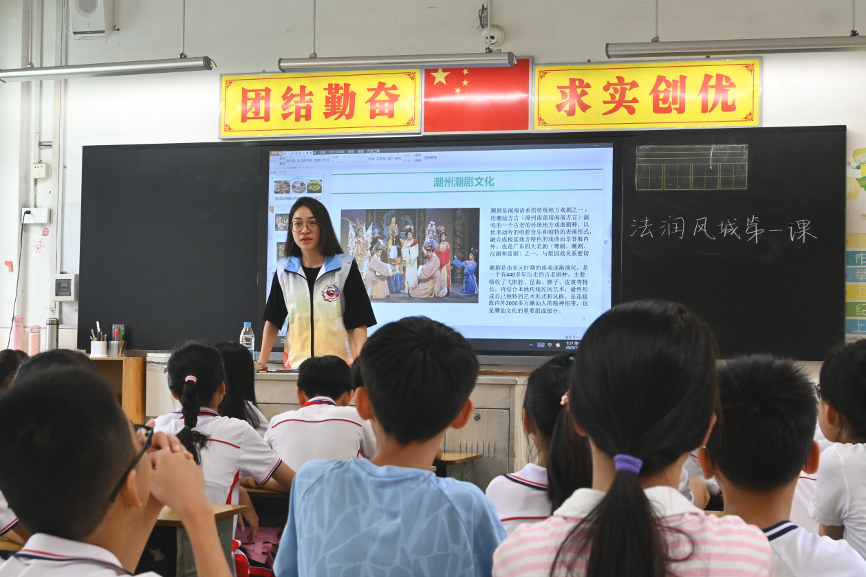 佛山科学技术学院法润凤城三下乡进行时：加强普法教育，引领法治未来