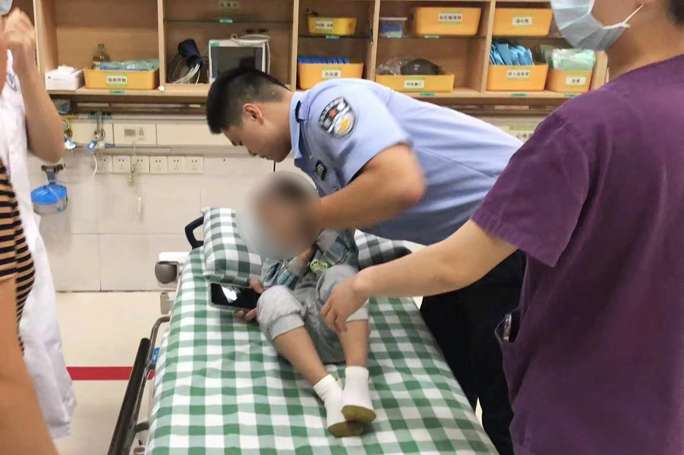 事发九江！男子当街狂拍警车车窗，不停喊救命！下一秒&hellip;&hellip; 