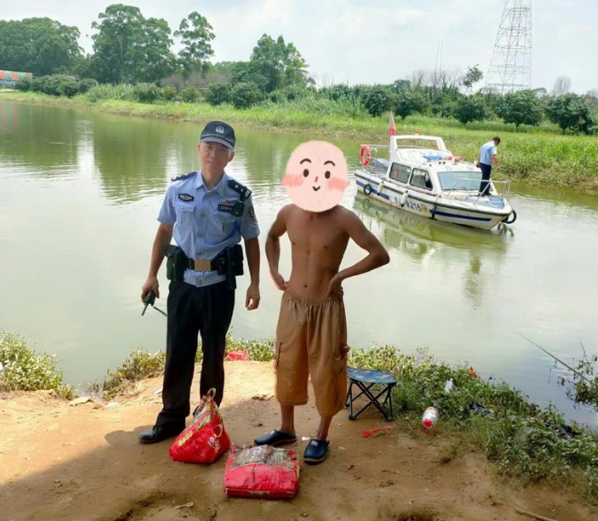 男子拾河鲜遇涨潮，被困浅礁河水一度逼近胸口&hellip;&hellip;