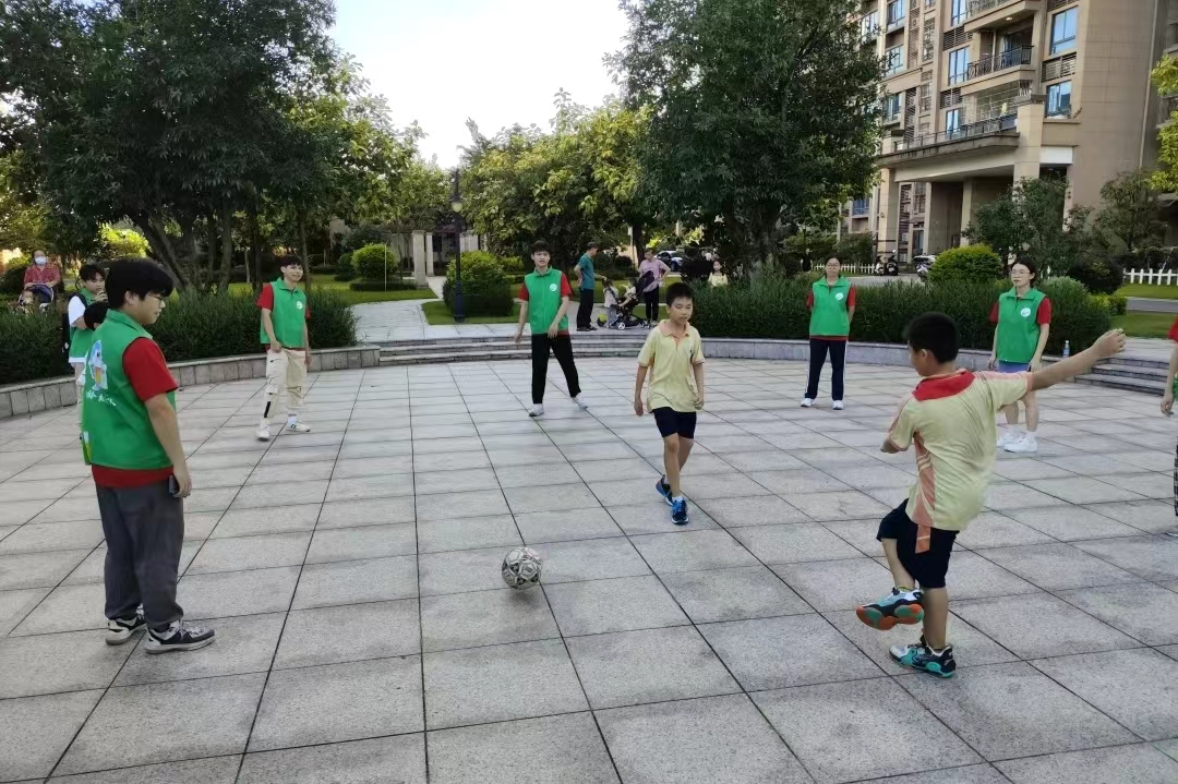 青衿致远鹤山行，共上趣味足球课