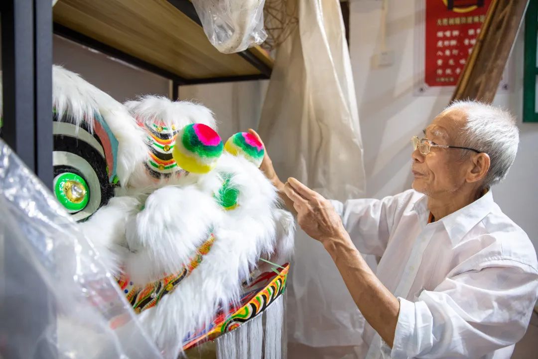 不求赚钱只为传承，&ldquo;扎狮&rdquo;大师坚持传统工艺六十载！