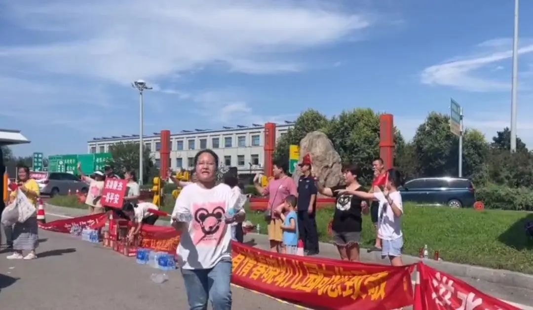 暖心 | 完成救援即将返程的他们，涿州群众夹道欢送！