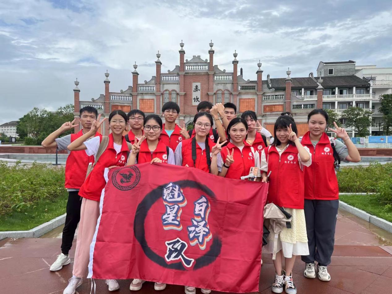 涉红园慰忠魂，访文馆习历史