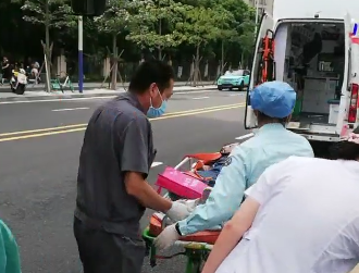 争做文明驾驶人 | 佛山公交车长这一抱，真帅！
