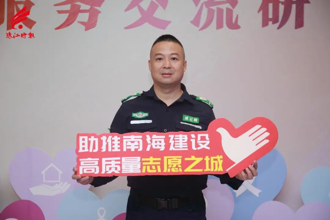 学好人 | 面包车侧翻，司机受伤！他们挺身而出携手救助