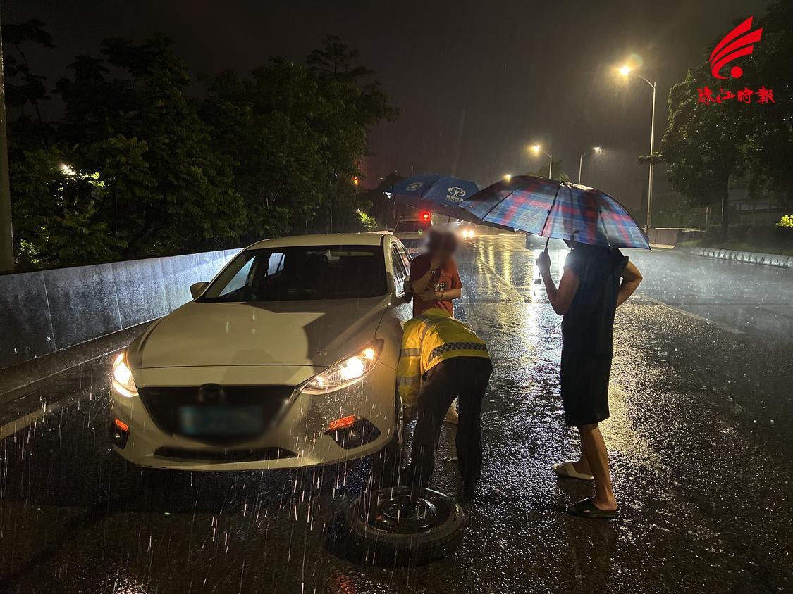 暖心现场｜就算大雨让城市颠倒，&ldquo;警察蓝&rdquo;也会给你温暖保护