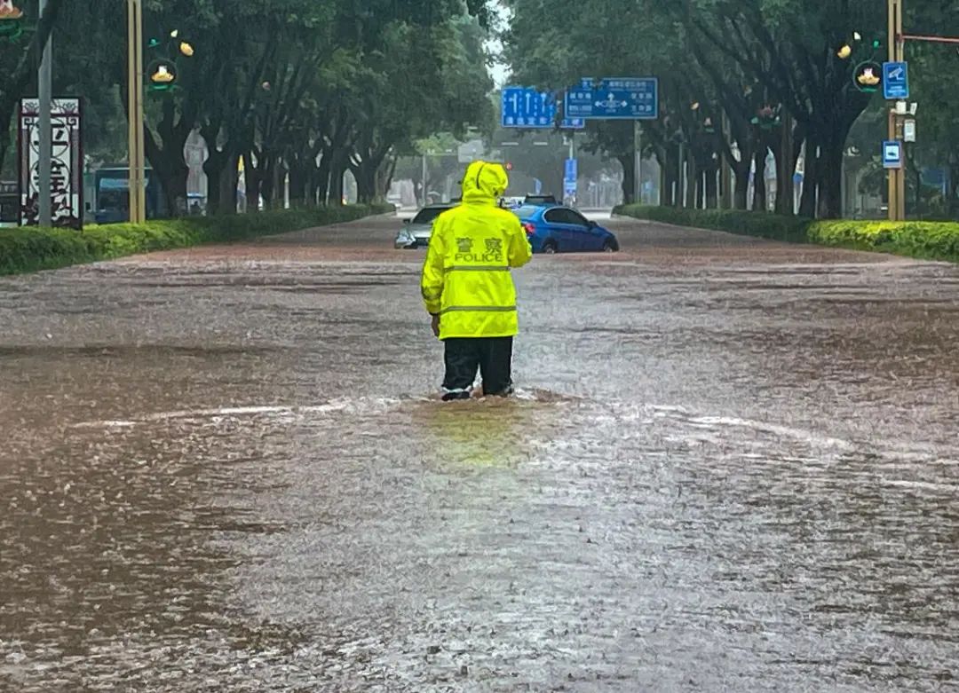佛山雨量破纪录！雨天这抹&ldquo;荧光绿&rdquo;，让人安心！​