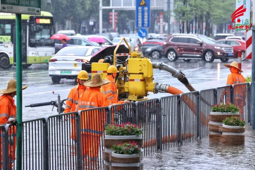 他们一直在！暴雨天，佛山这些身影格外动人