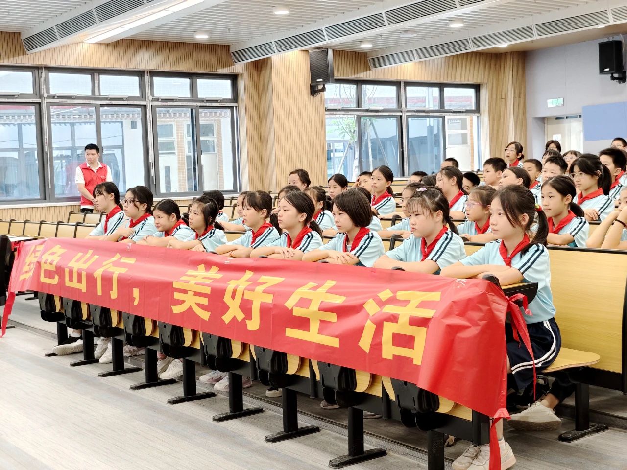 未成年人 | 公交车厢变身安全学堂，萌娃文明交通亲体验