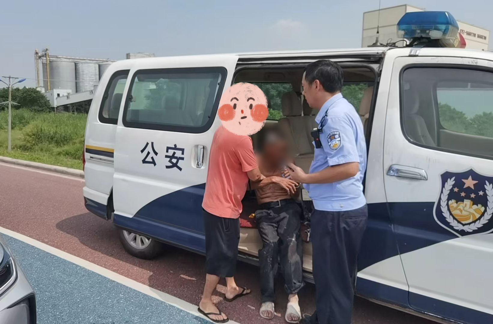 老伯上山摘蕉久未归家 民警历时15小时成功找回