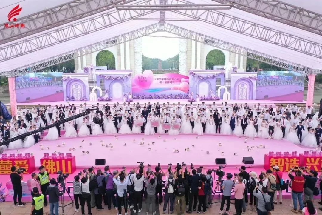 倡导健康、节俭、文明新婚俗，佛山100对新人集体许下白头之约！