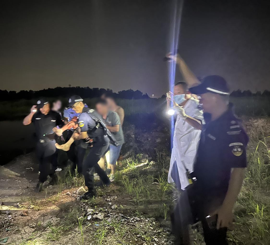接力34小时搜寻，大良派出所在一片荒野中寻回八旬昏迷老伯