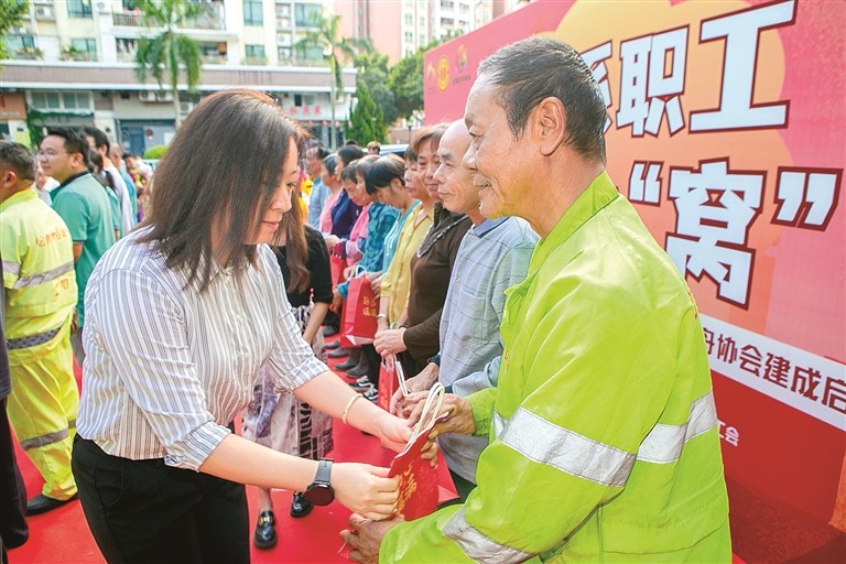 智能设备加持，社会各界关爱 让环卫工人挺直了腰杆