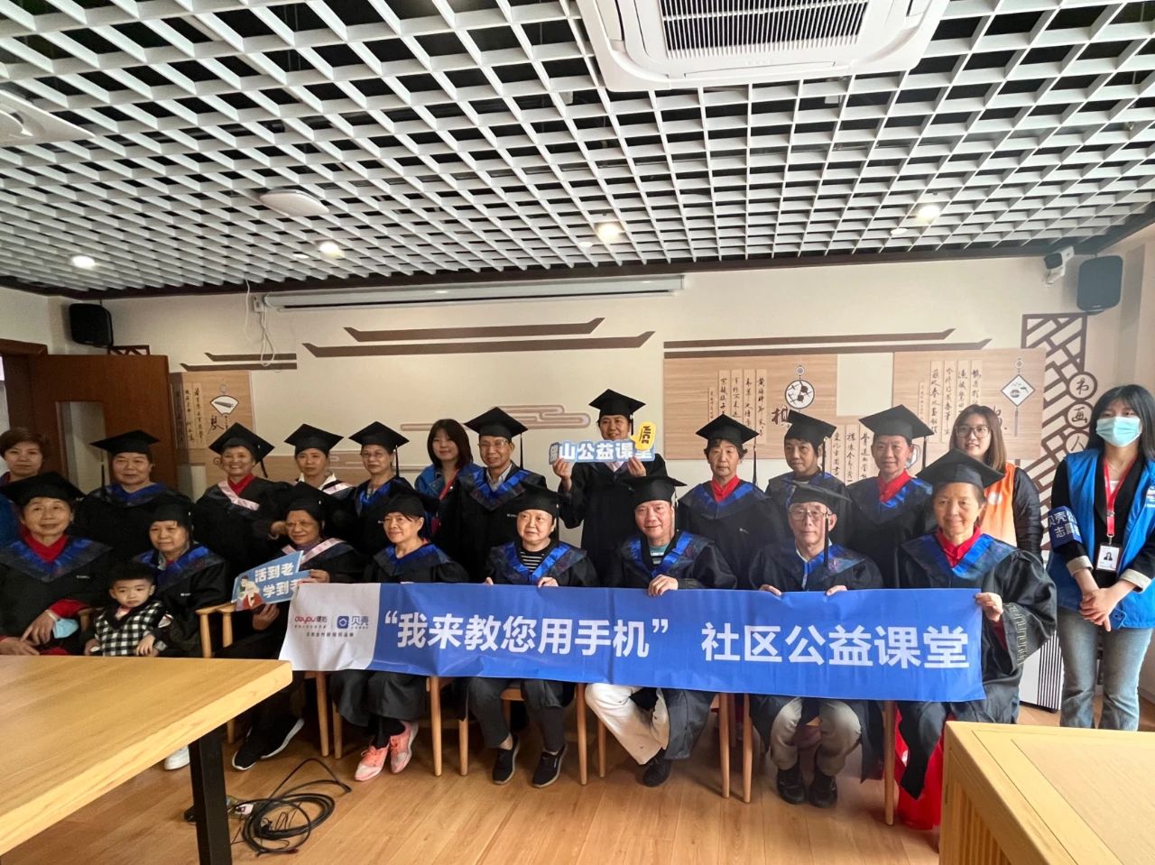 每天，爸妈悄咪咪在家门口学习&ldquo;玩手机&rdquo;&hellip;&hellip;