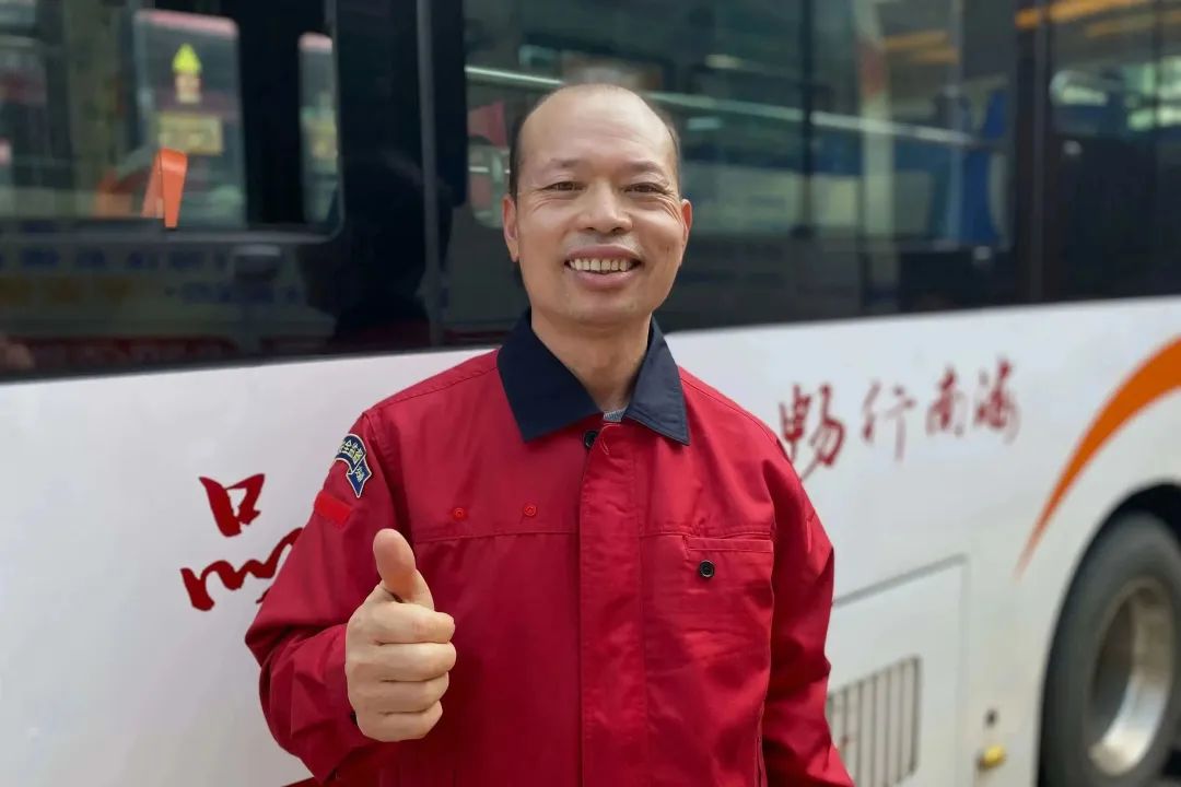 争做文明驾驶人 | 市民骑电动车摔倒，佛山公交车长暖心帮扶