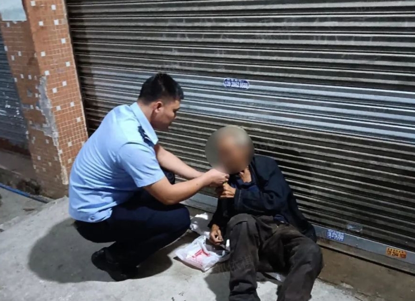 老人白天进公厕深夜仍未出，民警撬开门后发现&hellip;&hellip;