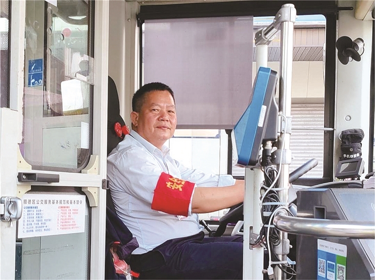 容桂公交车路遇起火小货车，司机挺身而出英勇救火