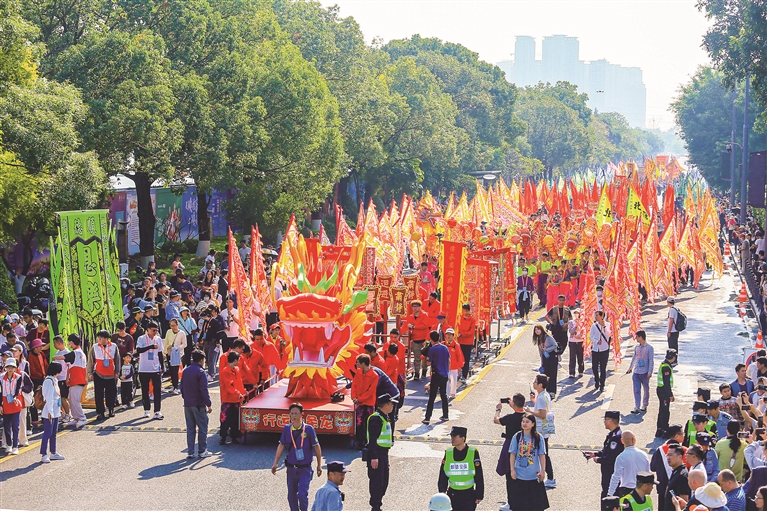 &ldquo;行运一条龙&rdquo;祈福巡游燃动顺德 万人行龙运接龙福