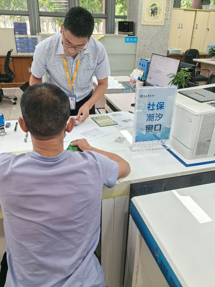 南海狮山镇行政服务中心开设潮汐窗口，助市民高效完成业务办理！