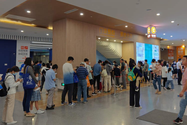 还没好透就去上学，感染两三次的孩子不少，专家建议学校改网课