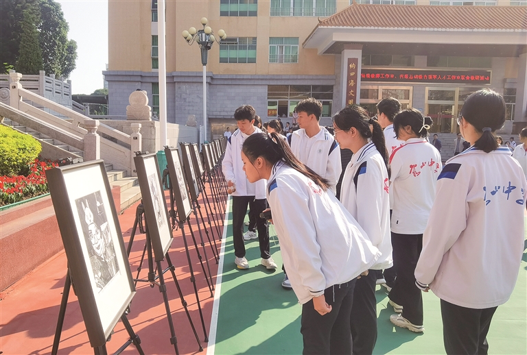 顺德高中生举办校园个人版画展