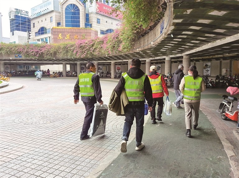 市救助站开展街面救助工作 保障民政服务对象温暖避寒