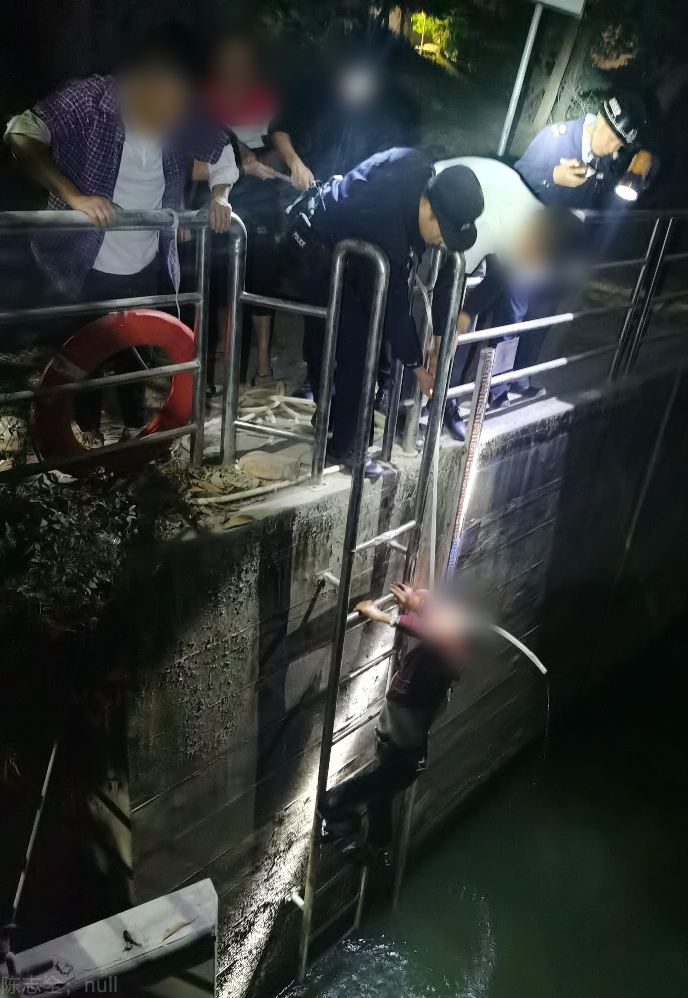 醉酒男子失足掉入水闸 民警巧用浇花水管迅速救援