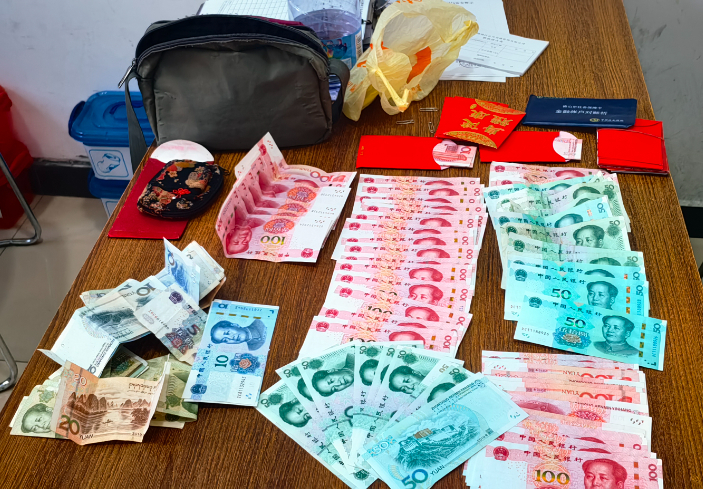 争做文明驾驶人 | 为他点赞！乘客车上遗失数千元红包，热心车长如数归还