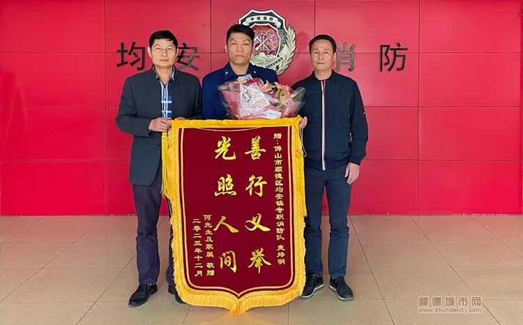学好人 | 汽车司机慌乱、伤者倒地不起......这名退役军人这样做 ！