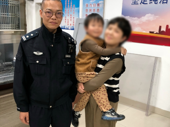 萌！超E走失男童被&ldquo;捡&rdquo;，奶声奶气向民警&ldquo;科普&rdquo;警车...
