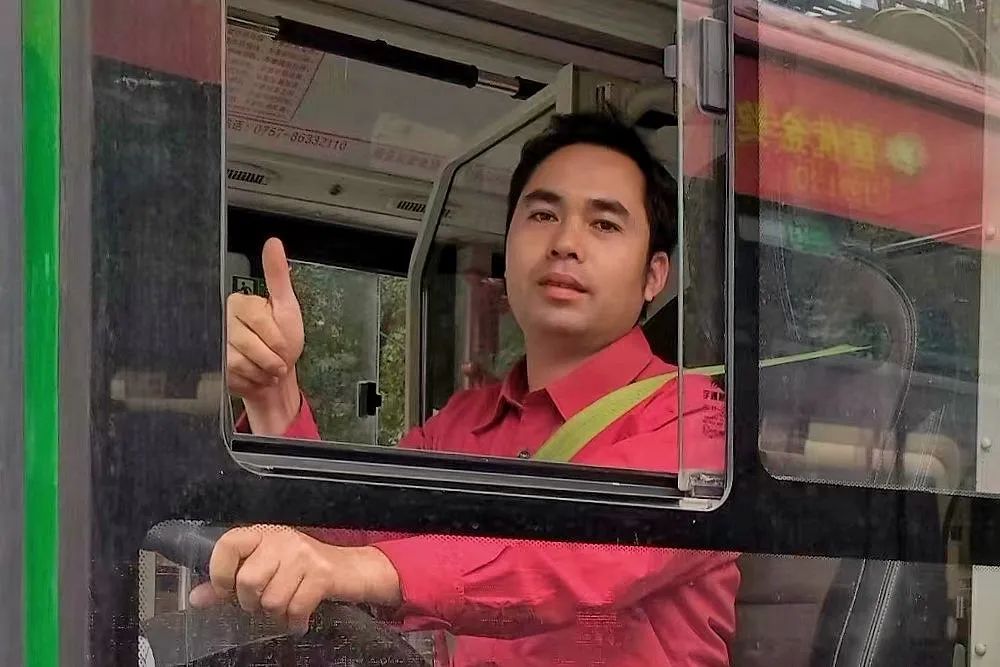 争做文明驾驶人 | 惊险！外卖小哥倒在道路中央，这个行为超暖心！