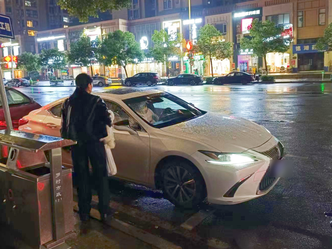 雨夜，她俩在街头紧盯着一辆白色小车&hellip;&hellip;