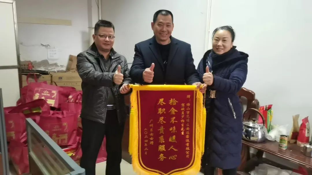 争做文明驾驶人 | 在公交车上拾获背包后，他这样做！