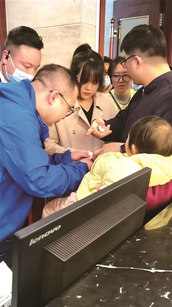顺德医生旅途中救治受伤女童 将顺德大爱传递到社会每一个角落