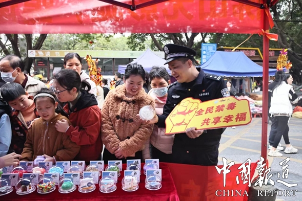 正月十四&ldquo;霸头位&rdquo;看醒狮 民警&ldquo;出摊&rdquo;开展禁毒反诈宣传