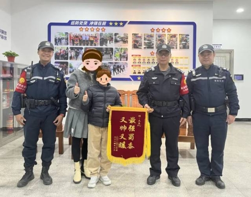 &ldquo;最强蜀黍，又帅又暖&rdquo;！9岁男孩送锦旗，民警都乐了