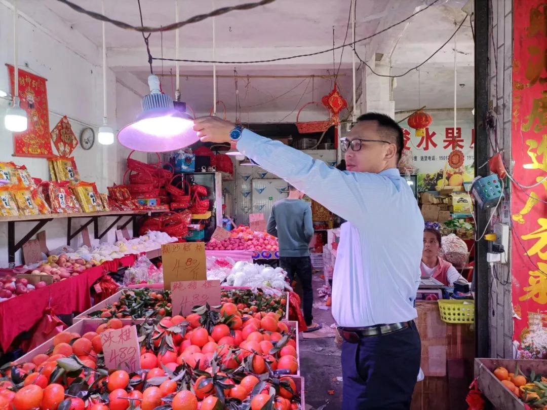 聚焦3&middot;15 | 守护消费者食品安全，区市场监管局严查&ldquo;生鲜灯&rdquo;