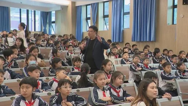 中国科学院老科学家为佛山学子科普天文学知识