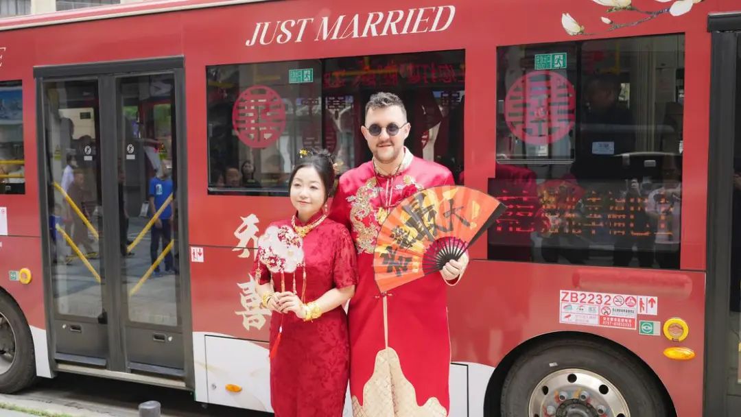 佛山首例公交车变身婚礼巴士，婚庆方式驶向&ldquo;文明新风&rdquo;