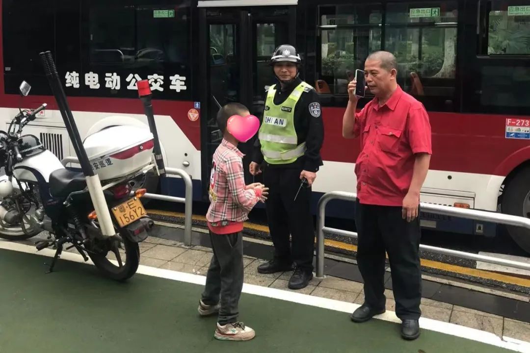 争做文明驾驶人 | 佛山6岁男童上了错的车，幸好遇上对的他