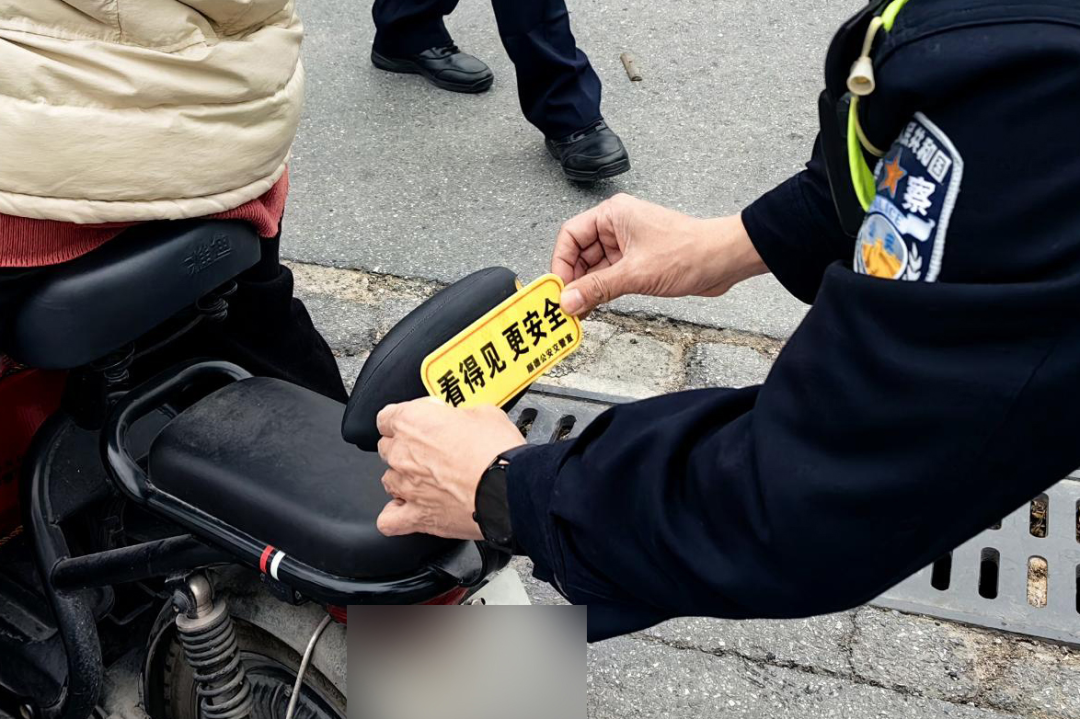 &ldquo;小贴纸&rdquo;关系&ldquo;大安全&rdquo;！佛山免费派发10万张电动自行车荧光贴