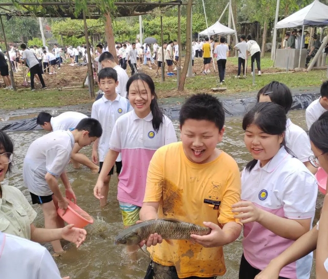 未成年人 | 同学们化身&ldquo;小农民&rdquo; ，体验劳动的艰辛与乐趣
