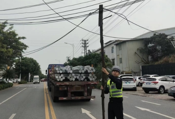 赞！电缆突然&ldquo;掉链子&rdquo;？南海交警以铲斗为&ldquo;梯&rdquo;，托举固定保畅通