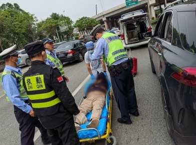 不要睡 交警声声呼唤救回患病司机